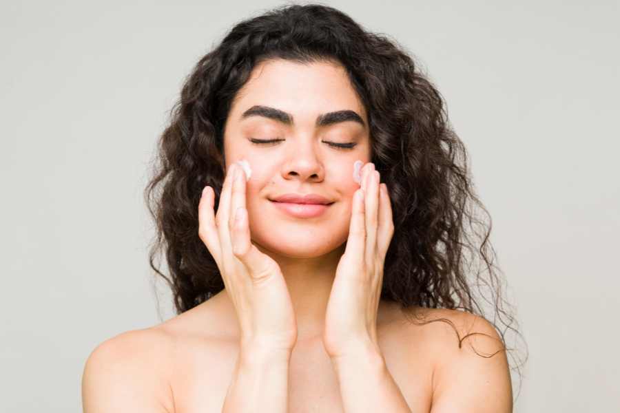 Bioderma Photoderm XDefense Tinted Sunscreen Review a woman putting sunscreen